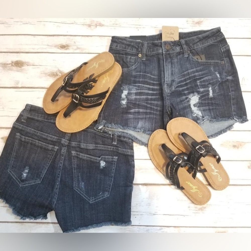 NWT Clingers jeans dark wash distressed raw hem shorts size Large (8/10)